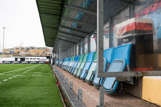 Avbytarbåsen på Valhalla IP i samband med att