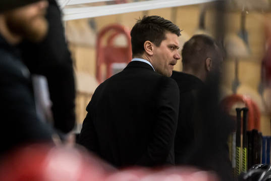 Västerås tränare Thomas Paananenunder ishockeymatchen i