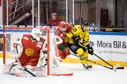 Moras Mattias Nörstebö och Västerås Henrik Hetta bakom