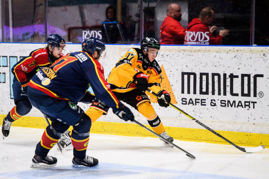 Djurgårdens Dick Axelsson och Luleås Isac Brännström