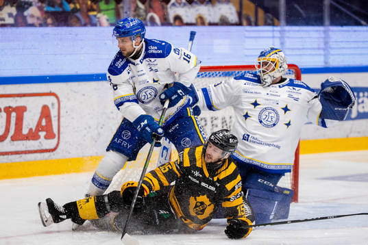 Skellefteås Melker Karlsson oroar framför Leksands Daniel