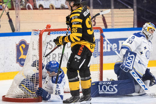 Leksands Patrik Norén och Leksands målvakt Axel Brage