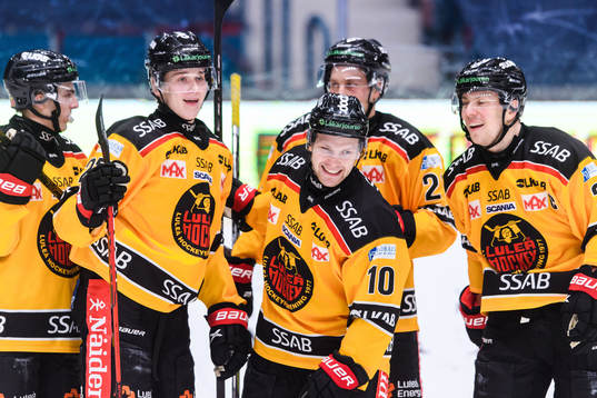 Luleås Einar Emanuelsson jublar med lagkamrater
