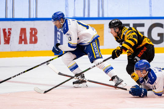Skellefteås Jesper Frödén i en kamp mot Leksands Jon