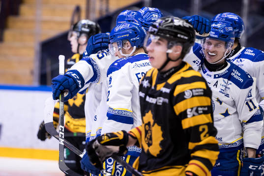 Leksands Fredrik Forsberg jublar med Leksands Martin