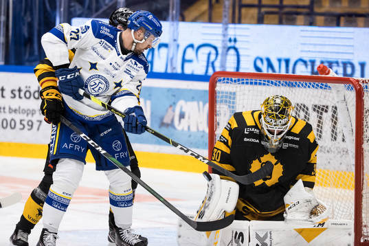Leksands Marek Hrivik oroar framför Skellefteås målvakt