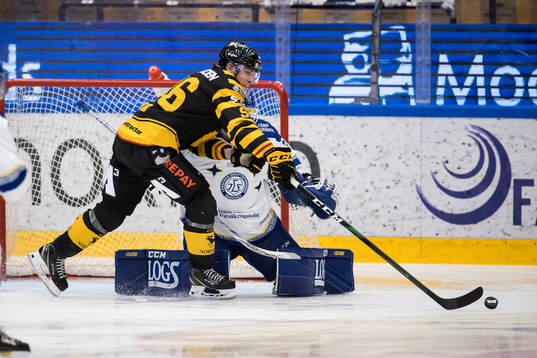 ???oroar framför Leksands målvakt Axel Brage