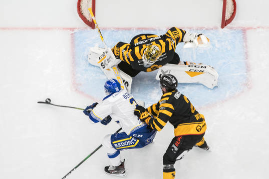 Leksands August Berg oroar framför Skellefteås målvakt