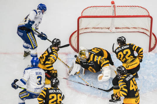 Leksands Carter Ashton oroar framför Skellefteås målvakt