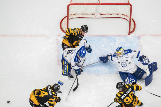 Leksands Matt Caito och Leksands målvakt Axel Brage