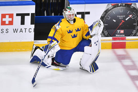 Calle Clang of Sweden stretches