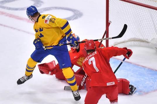 Elmer Söderblom of Sweden screens Yaroslav Askarov of