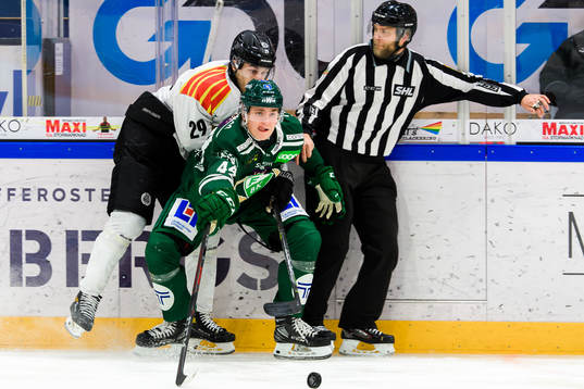 Brynäs Oscar Birgersson och Färjestads Jacob Peterson