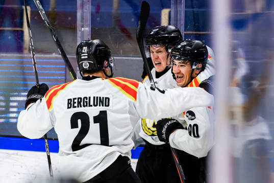 Brynäs Linus Ölund och Shane Harper jublar