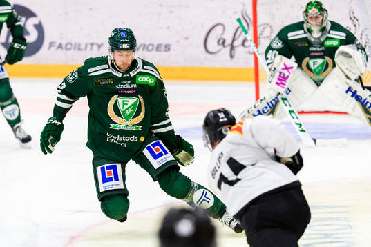 Färjestads Per Åslund täcker skott