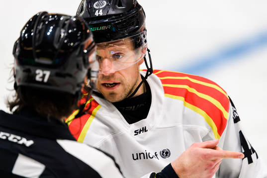 Domare Mikael Sjöqvist i samtal med Brynäs Nicklas
