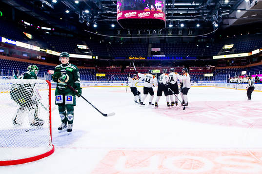 Färjestads målvakt Henrik Haukeland och Jacob Peterson