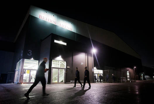 Örebros Rasmus Rissanen värmer upp utanför Behrn Arena