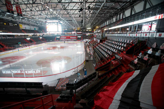 Linköpings Petteri Nikkilä värmer upp i Behrn Arena