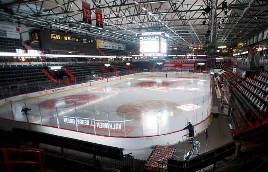 Linköpings Petteri Nikkilä värmer upp i Behrn Arena