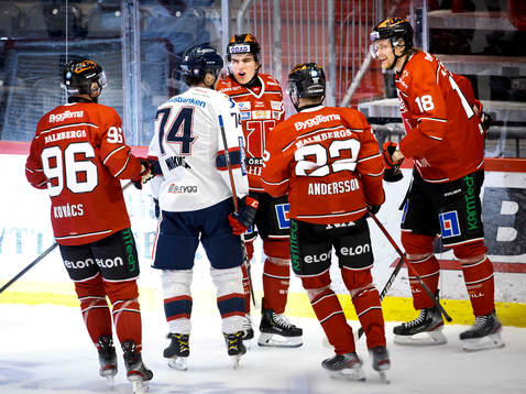 Örebros Glenn Gustafsson gör 3-0 och jublar framför