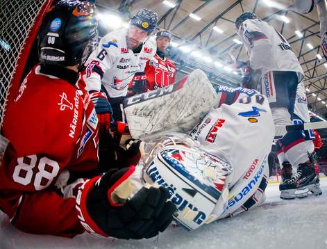 Linköpings Jonas Holös, målvakt Jussi Rynnäs och
