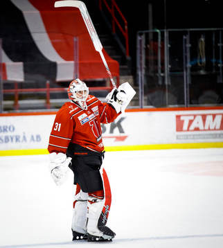 Örebros målvakt Jonas Arntzen jublar