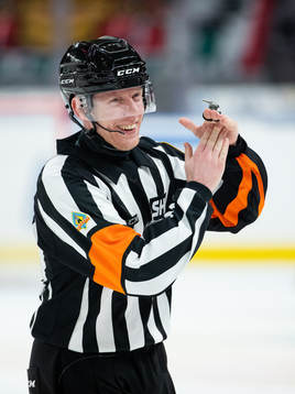 Domare Mikael Holm gör tecken för time out