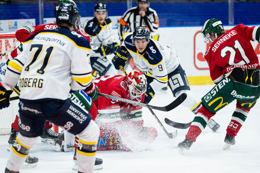 Frölundas målvakt Johan Mattsson med en räddning
