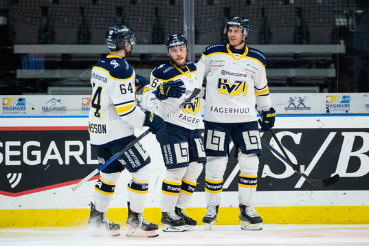 s Filip Sandberg jublar med lagkamrater