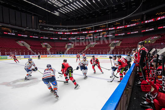 Kamp om pucken i ett publiktomt Malmö Arena