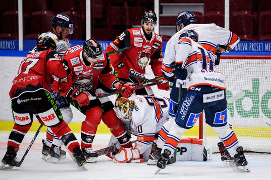 Malmö Redhawks Lars Bryggman oroar framför Växjös