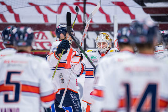 Växjös målvakt Viktor Fasth jublar med lagkamrater