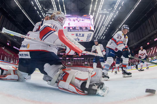 Växjös målvakt Viktor Fasth och Teemu Eronen ser 1-1