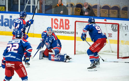 Rögles Eric Gelinas  (ej i bild) gör 0-2 bakom