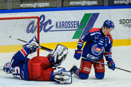 Oskarshamns målvakt Joe Cannata och Fredrik Olofsson deppar