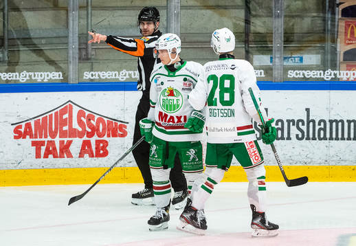 Rögles Olli Palola jublar med Anton Bengtsson