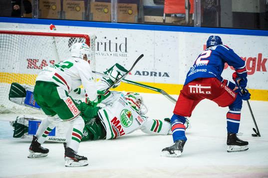 Rögles målvakt Johan Gustafsson och Oskarshamns John