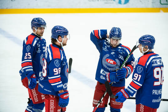 Oskarshamns spelare diskuterar på isen
