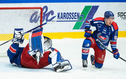 Oskarshamns målvakt Joe Cannata och Fredrik Olofsson deppar