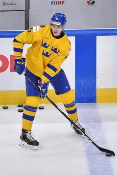 Elmer Söderblom of Sweden makes a pass