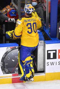 Hugo Alnefelt of Sweden steps