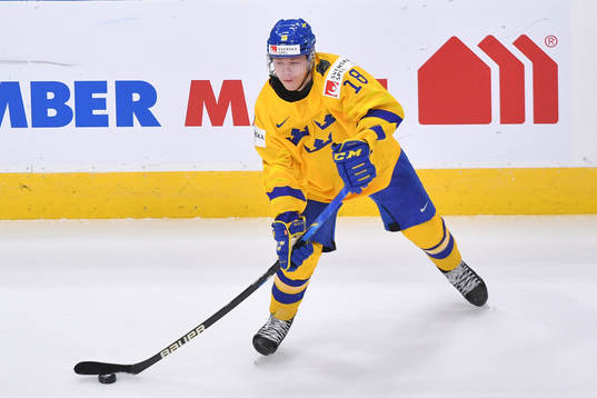 Lucas Raymond of Sweden makes a pass