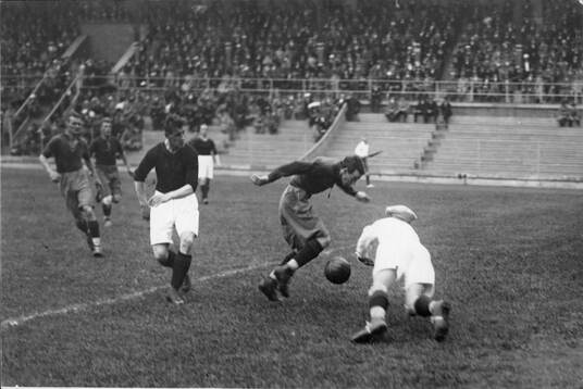 Fotboll, AIK - Helsingborg. Svenska serien. Stockholms
