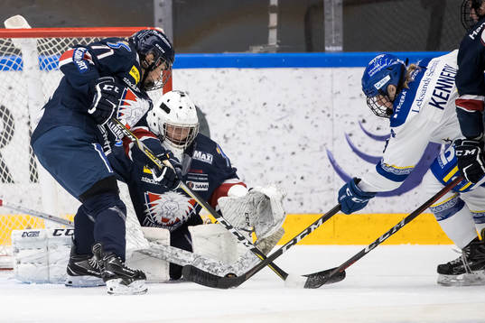 Linköpings Malou Berggren och Linköpings målvakt Ebba