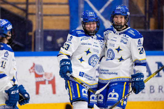 Leksands Saana Valkama och Ida Karlsson jublar