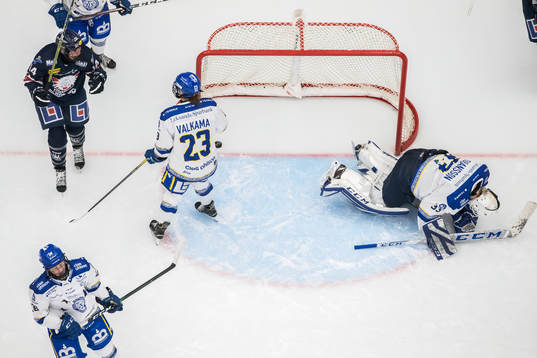 Leksands målvakt Amanda Johansson och Leksands Annie