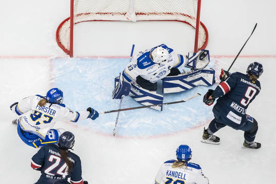 Linköpings Jennifer Wakefield oroar framför Leksands