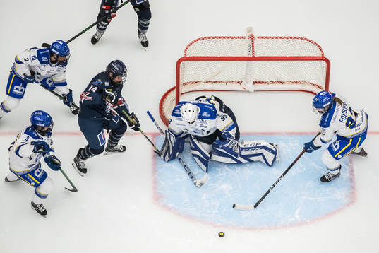Linköpings Gracen Hirschy oroar framför Leksands målvakt