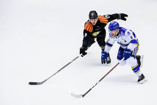 Brynäs Oscar Birgersson och Leksands Ashton Carter